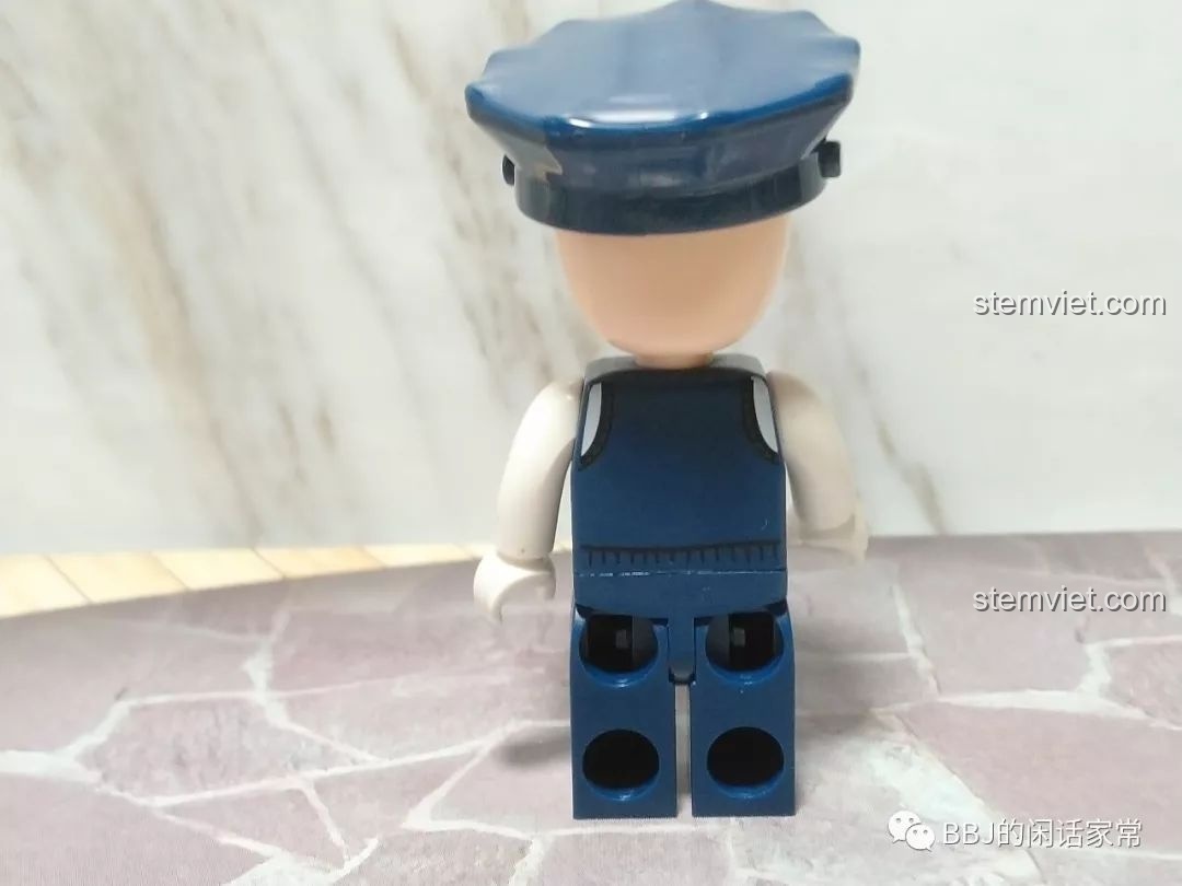 Mặt sau của minifigure tài xế taxi trong bộ xếp hình Xe taxi và máy bán hàng tự động cho bé 6 tuổi.