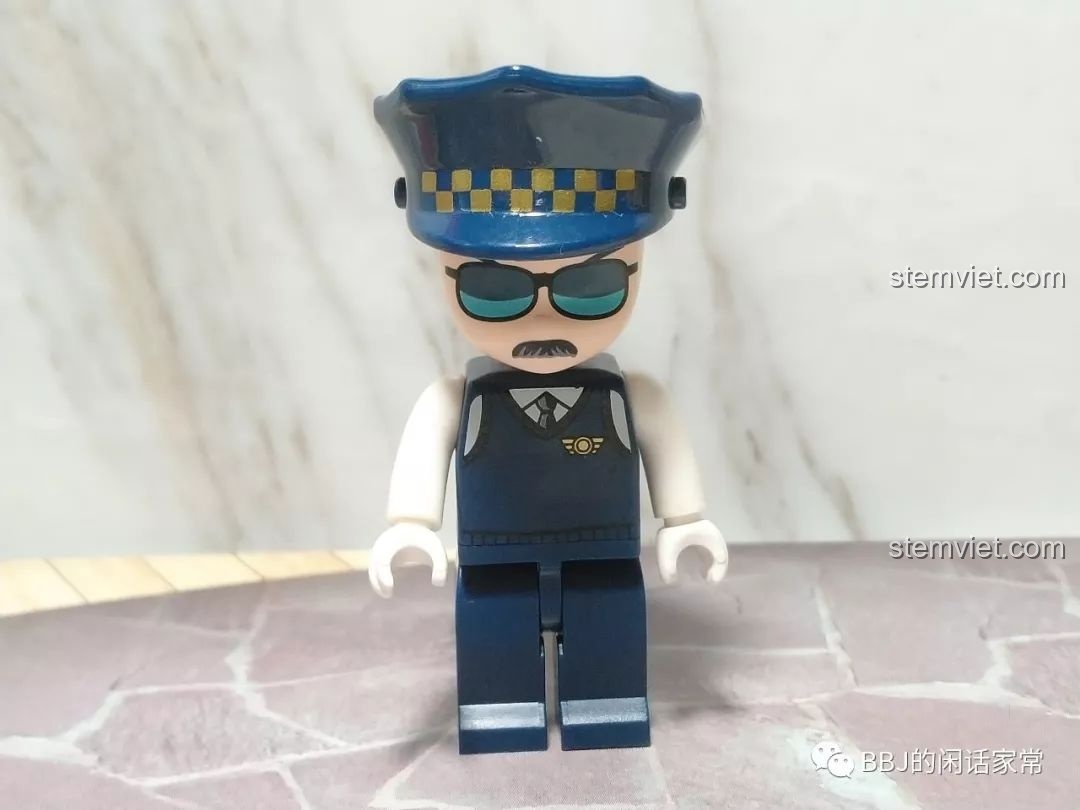 Cận cảnh minifigure tài xế taxi trong bộ đồ chơi 1134 giá tốt với biểu cảm nghiêm túc và kính râm.