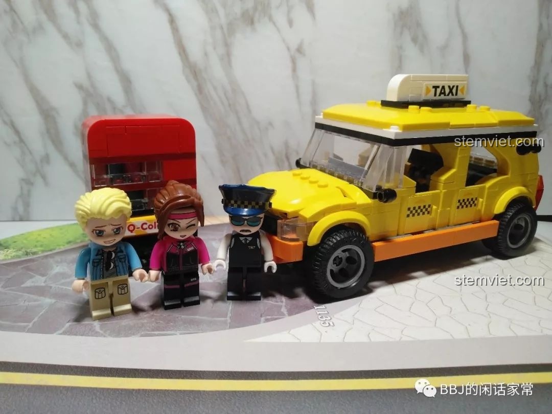 Ba minifigures chính của bộ QMAN 1134 đứng trước xe taxi và máy bán nước đã hoàn thiện.
