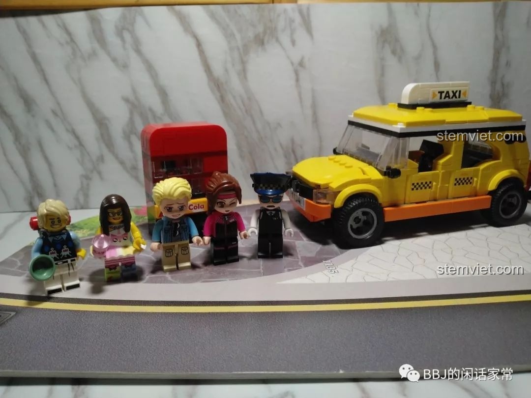 Toàn bộ sản phẩm QMAN 1134 đã lắp ráp với xe taxi, máy bán nước và các minifigures.