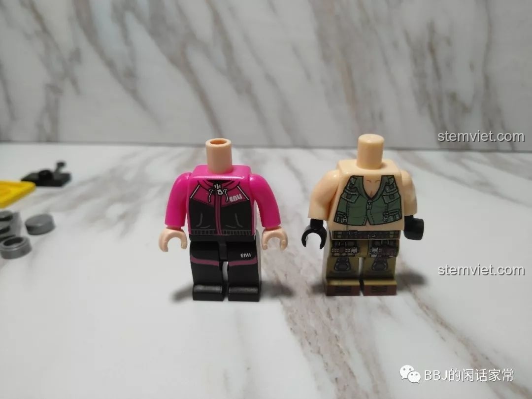So sánh thân hình của minifigure QMAN mới và minifigure kiểu LEGO truyền thống trong trải nghiệm QMAN 1134.