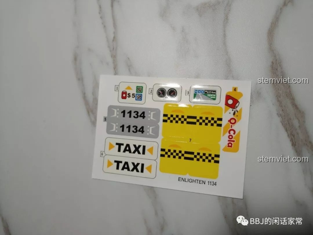 Tấm sticker đi kèm trong bộ lắp ghép Xe Taxi Vàng QMAN hợp túi tiền để trang trí các chi tiết.