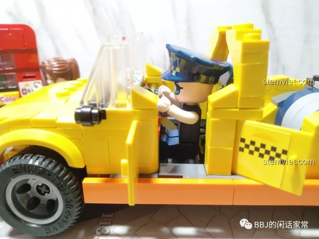 Minifigure tài xế ngồi trong xe taxi QMAN 1134, cửa xe có thể mở ra.