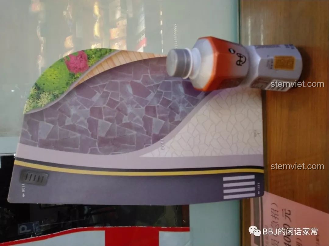 Tấm bìa cứng in hình đường phố đi kèm trong bộ lắp ráp Xe taxi và máy bán hàng tự động cho trẻ 6 tuổi.