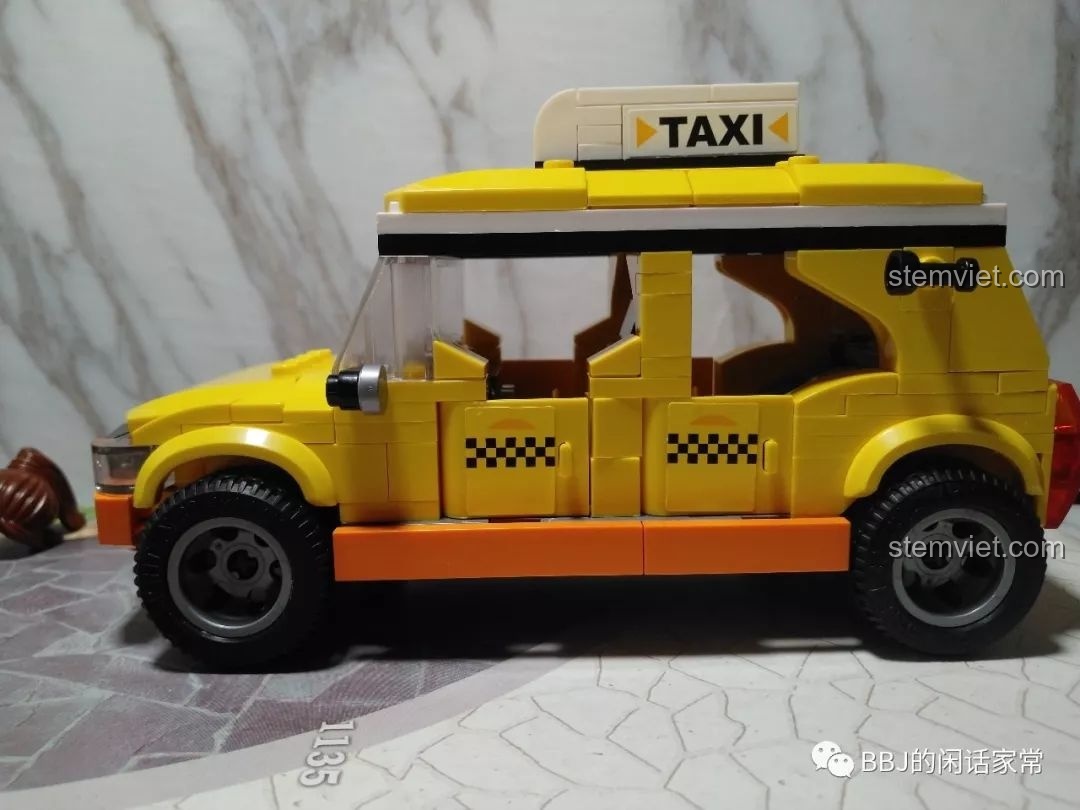 Toàn cảnh bên hông của mô hình xe taxi QMAN 1134 đã hoàn thiện.
