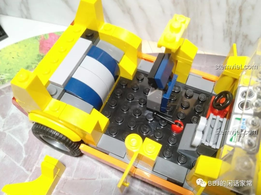 Nội thất bên trong của xe taxi trong bộ đánh giá QMAN 1134 Xe taxi và máy bán hàng tự động.