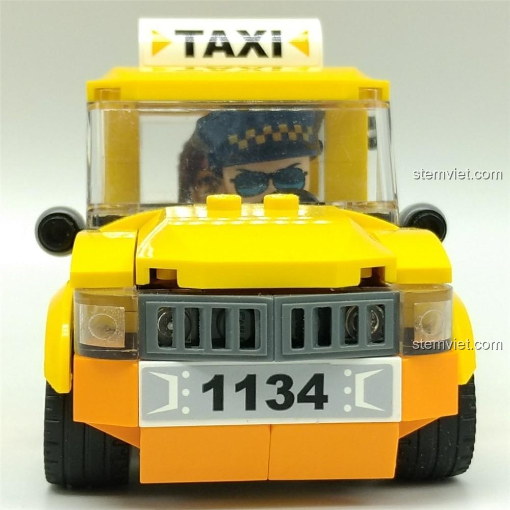 Cận cảnh đầu xe và kính chắn gió của bộ đồ chơi QMAN 1134, minifigure tài xế đang ngồi trong buồng lái.