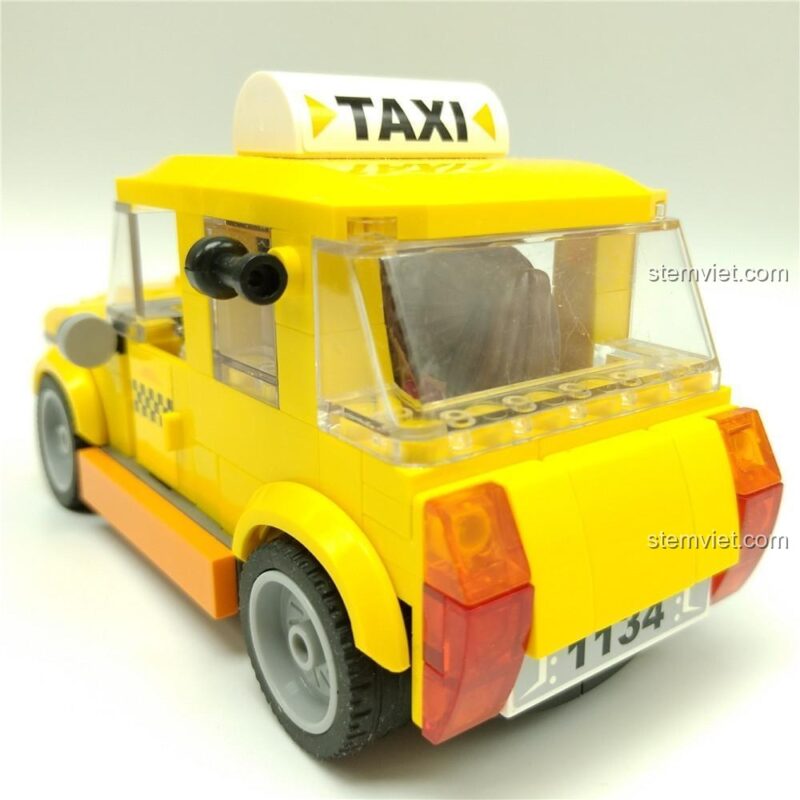 Phần đuôi xe của bộ lắp ghép Xe Taxi Vàng Cổ Điển QMAN 1134, nổi bật với đèn hậu và biển số chi tiết.