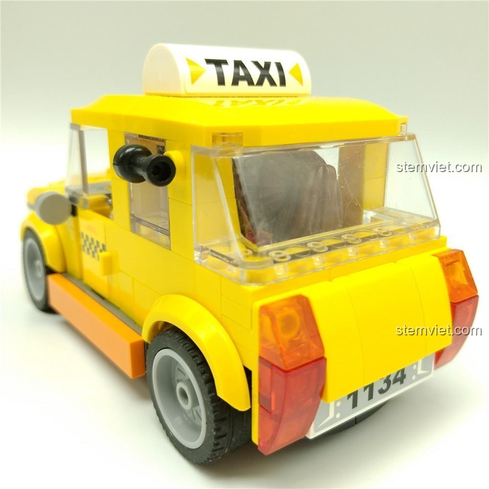 Phần đuôi xe của bộ lắp ghép Xe Taxi Vàng Cổ Điển QMAN 1134, nổi bật với đèn hậu và biển số chi tiết.