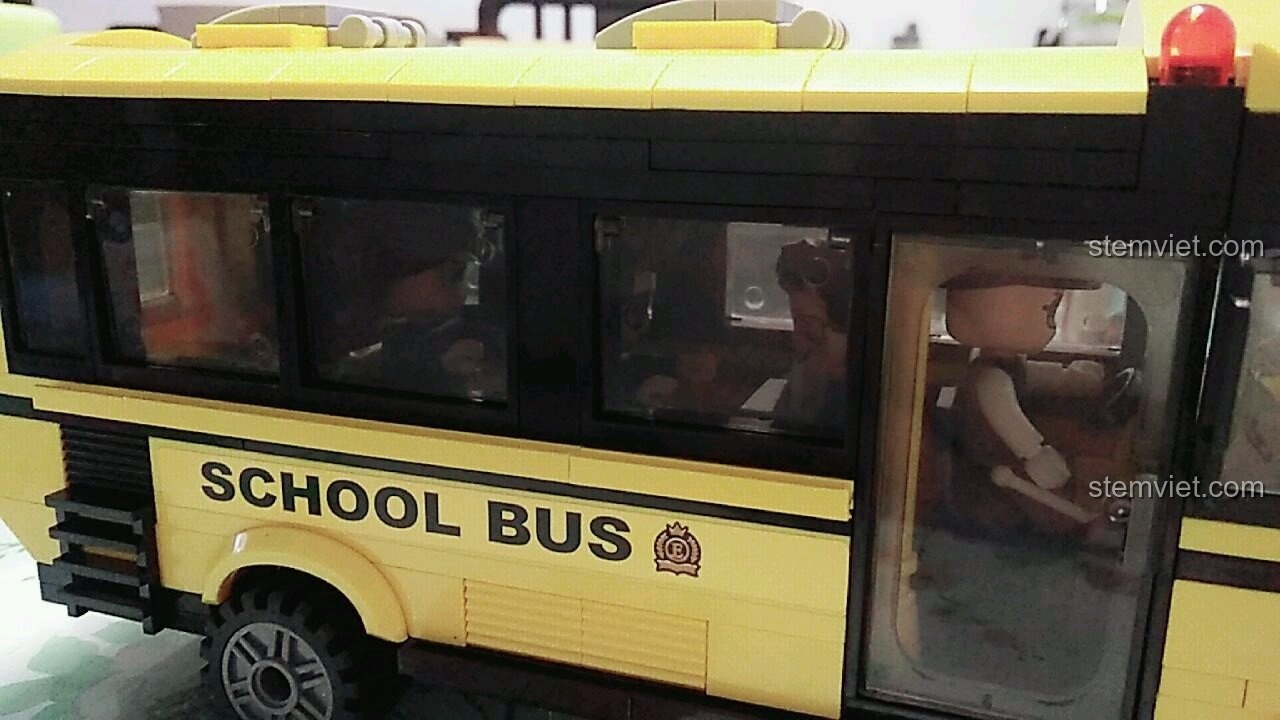 Hộp sản phẩm của bộ đồ chơi QMAN 1136 Xe bus đưa đón học sinh, với 440 chi tiết, dành cho trẻ từ 6 tuổi.