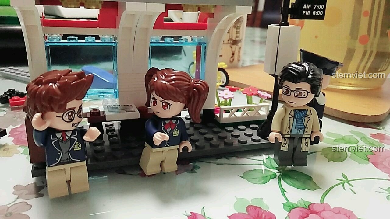 Ảnh review chi tiết quá trình lắp ráp thân xe buýt của bộ đồ chơi QMAN 1136, cho thấy các chi tiết tinh xảo.