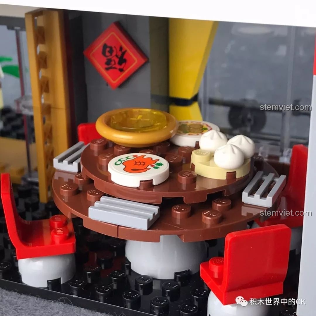 Cận cảnh bàn ăn lớn trong nhà hàng QMAN 1137 với mâm xoay, bánh bao và các món ăn được bày biện đẹp mắt.