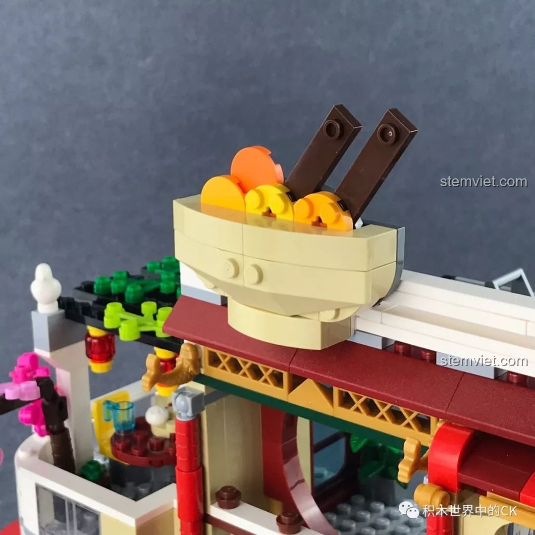 Cận cảnh biển hiệu hình tô mỳ khổng lồ trên nóc nhà hàng QMAN 1137, một chi tiết thiết kế rất đặc trưng.