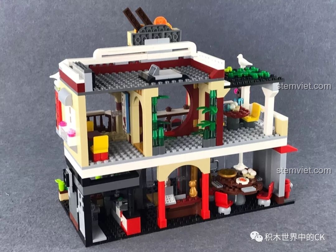 Mặt sau của mô hình nhà hàng QMAN 1137 được thiết kế mở, để lộ toàn bộ không gian nội thất hai tầng bên trong.