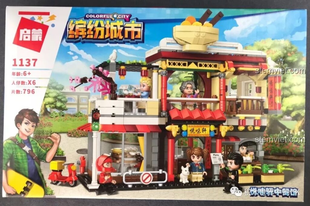 Mặt trước hộp bộ lắp ghép Tòa nhà phố cổ Trung Hoa 1137 của QMAN, mô tả chi tiết nhà hàng và các nhân vật minifigure.