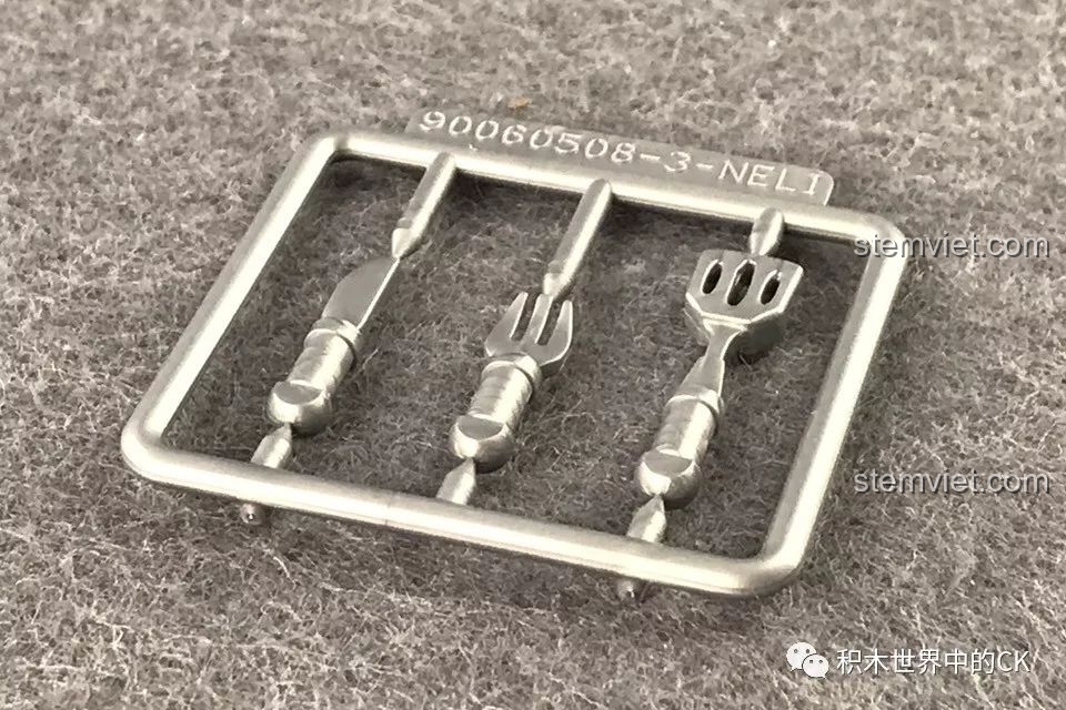 Vỉ phụ kiện dụng cụ nhà bếp bằng nhựa mạ bạc sáng bóng trong bộ đồ chơi mô hình nhà hàng Trung Hoa QMAN 1137.