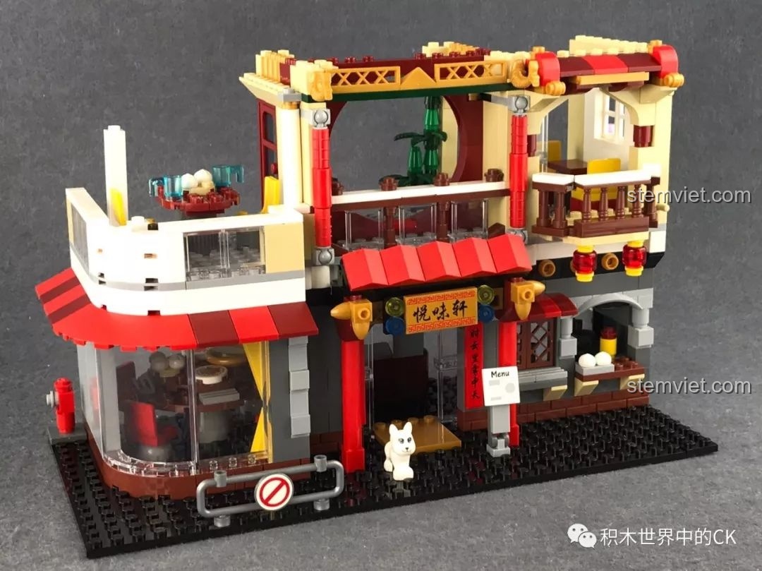 Mô hình nhà hàng Trung Hoa QMAN 1137 gần hoàn thiện với phần mái và biển hiệu tô mỳ khổng lồ độc đáo.