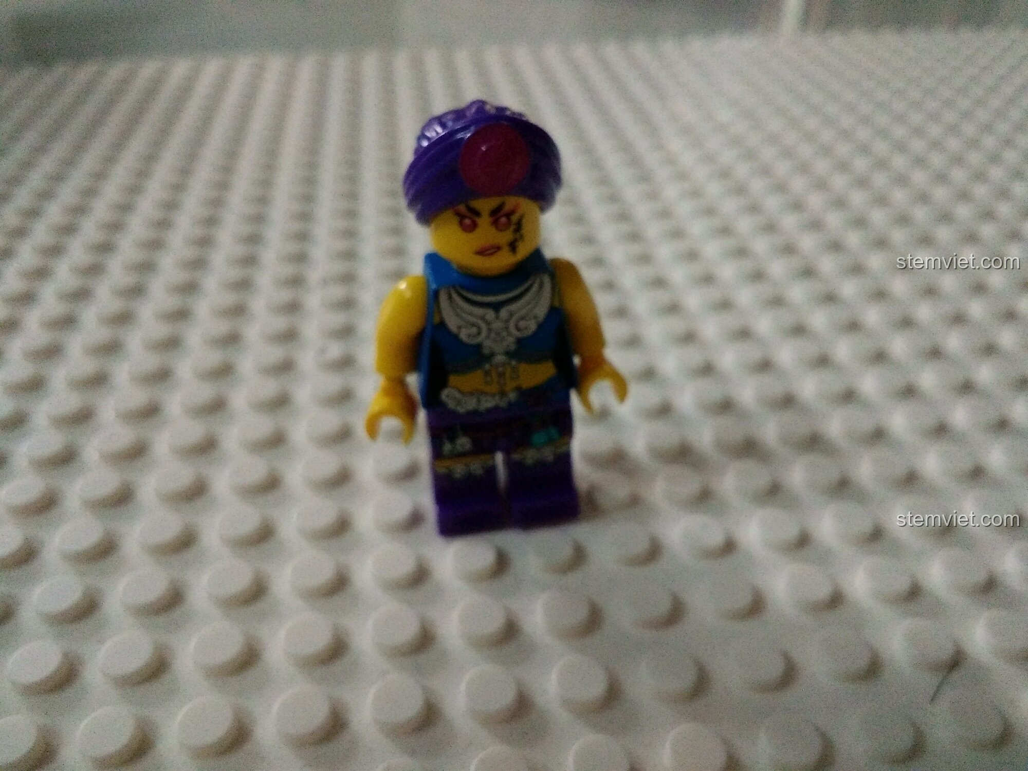 Minifigure nữ pháp sư với biểu cảm khác, có vết sẹo trên mặt, thuộc bộ đồ chơi mô hình Nhân vật võ hiệp cổ trang.