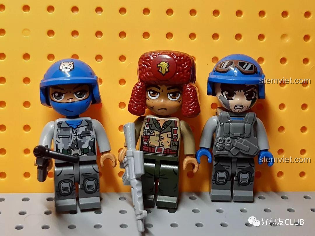 Bộ ba minifigures của bộ Chốt canh gác 1725. Giúp bé thỏa sức sáng tạo kịch bản chiến đấu.