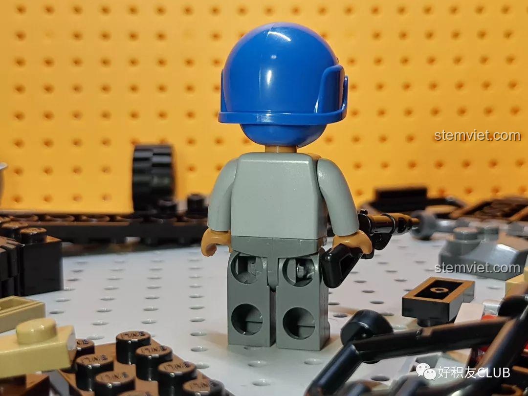 Mặt sau của minifigure chiến binh mũ xanh với mặt nạ.