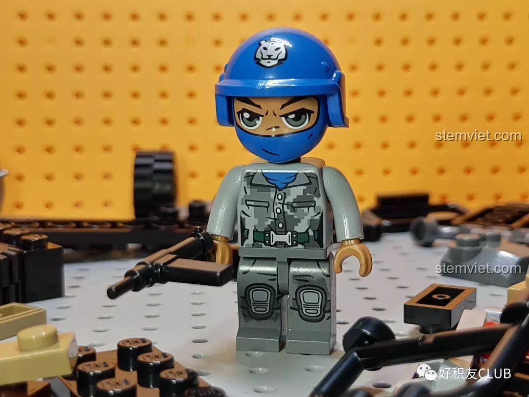 Minifigure chiến binh với mũ bảo hiểm xanh, mặt nạ và súng.