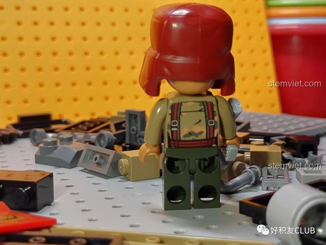 Mặt sau của minifigure chiến binh mũ tai bèo.