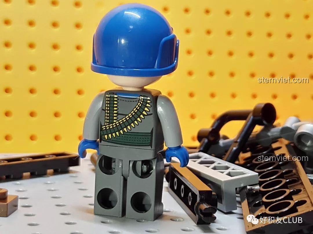 Mặt sau của minifigure chiến binh mũ xanh, thể hiện thiết kế.