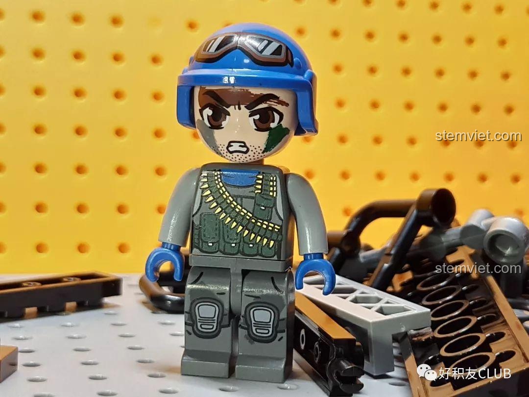 Minifigure chiến binh với mũ bảo hiểm xanh, giáp vai và dây đạn.