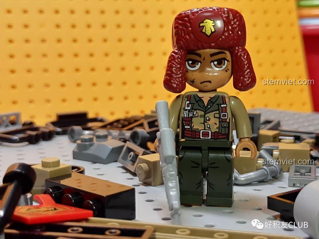 Minifigure lính gác với mũ đỏ độc đáo từ bộ Xe Jeep quân sự QMAN. Tăng thêm kịch tính cho câu chuyện.