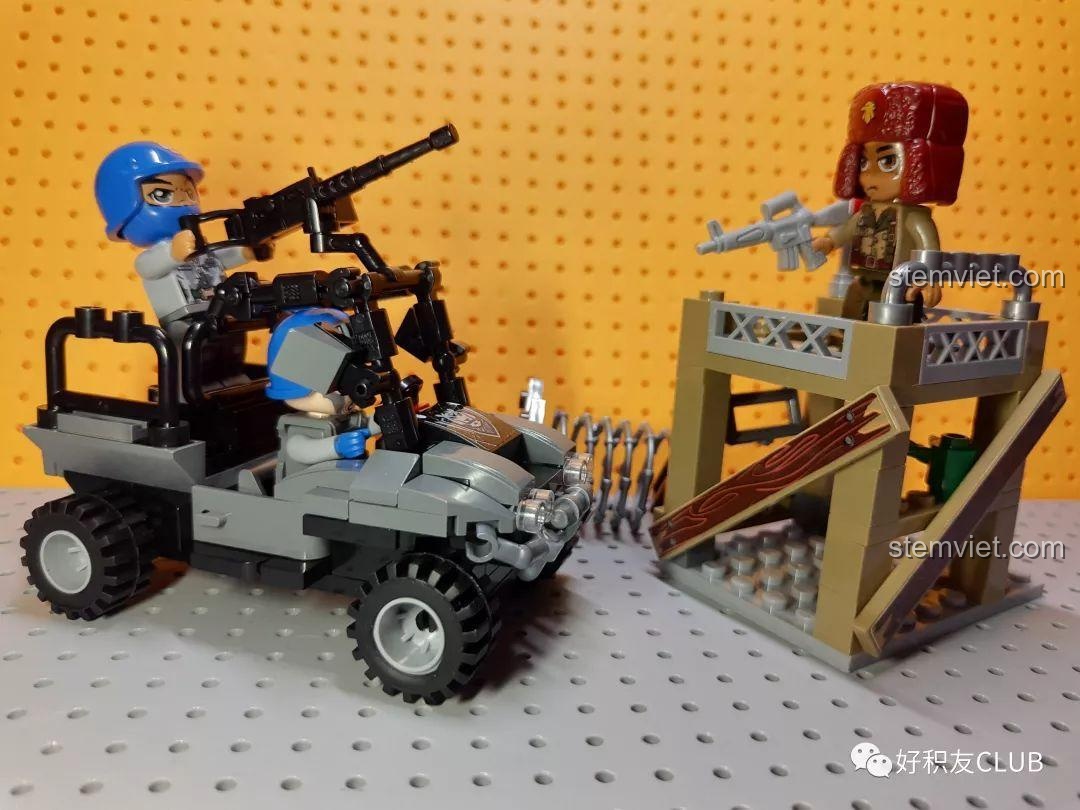 Toàn cảnh mô hình sau khi lắp ráp từ bộ lắp ráp Xe dã chiến QMAN. Bao gồm xe jeep, chốt gác và lính.