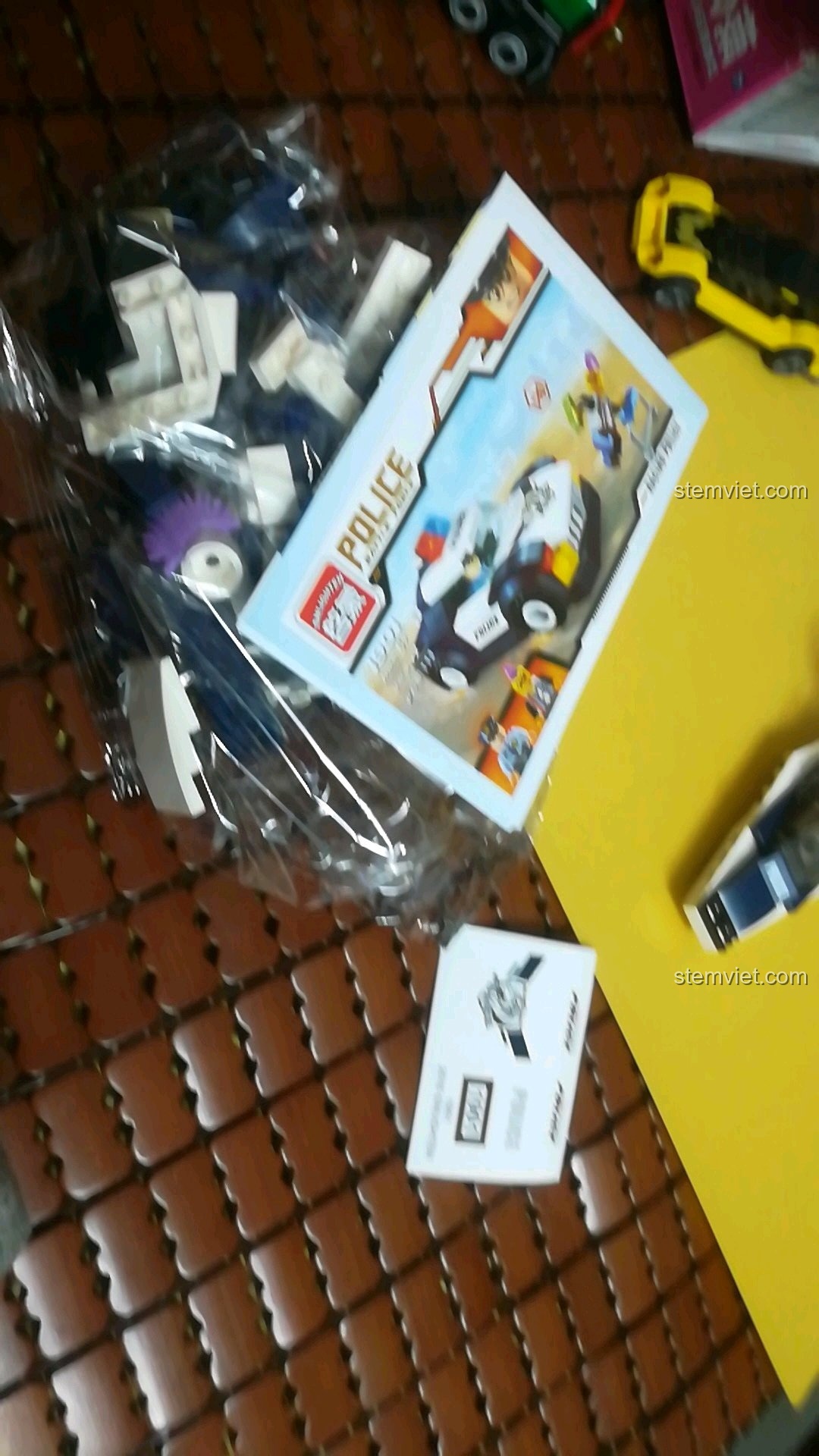 Các mảnh ghép và minifigure trong hộp đồ chơi QMAN 1901