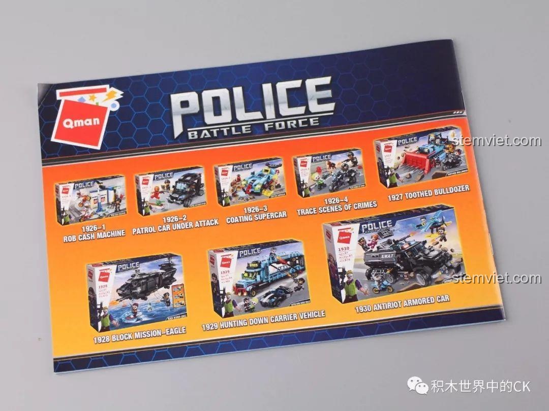 Toàn bộ sản phẩm trong bộ lắp ghép Qman 1928, bao gồm trực thăng, mô tô nước, két sắt và 3 minifigures.