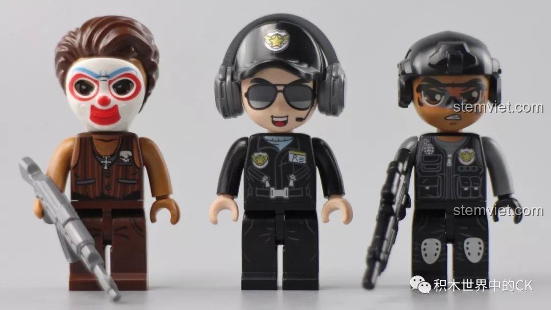 Cận cảnh 3 minifigures của bộ Qman 1928: tội phạm Webber, phi công Reagan và cảnh sát đặc nhiệm Kevin.