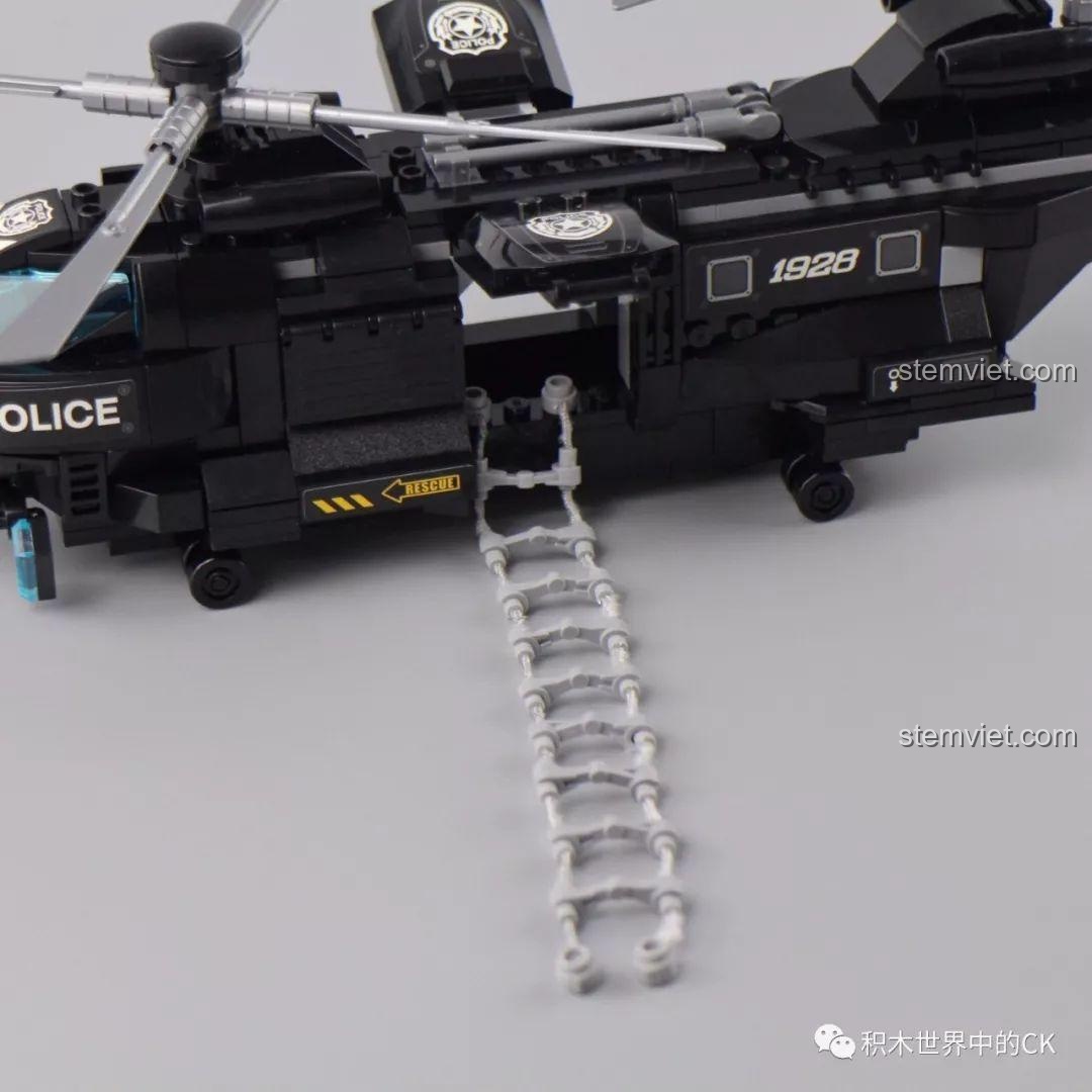 Cửa hông của trực thăng Qman 1928 có thể trượt mở để minifigure ra vào.