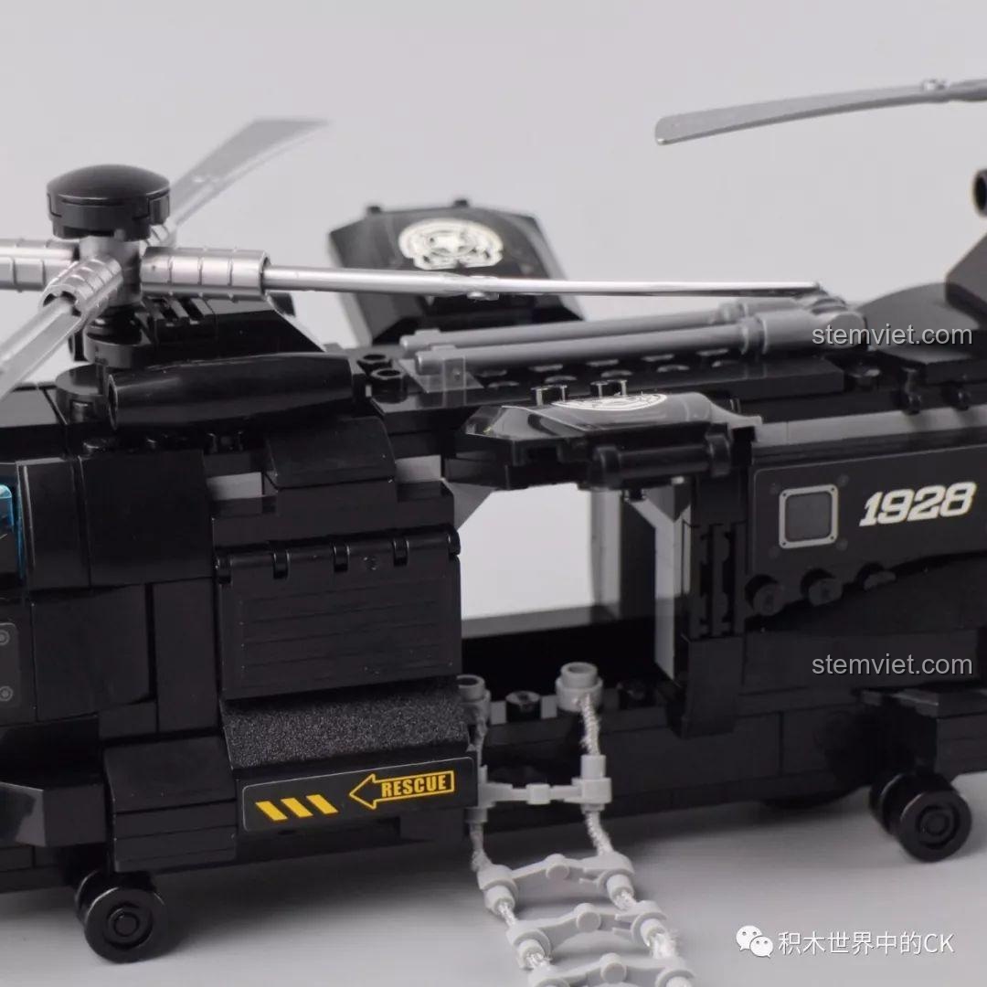 Chi tiết bên hông thân máy bay Qman 1928 với decal cứu hộ và cửa có thể mở.