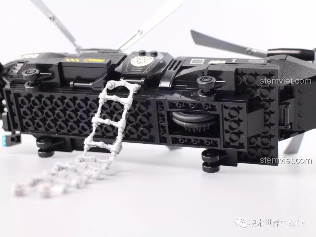 Cận cảnh trục và cánh quạt của trực thăng Qman 1928, sử dụng các chi tiết Technic.