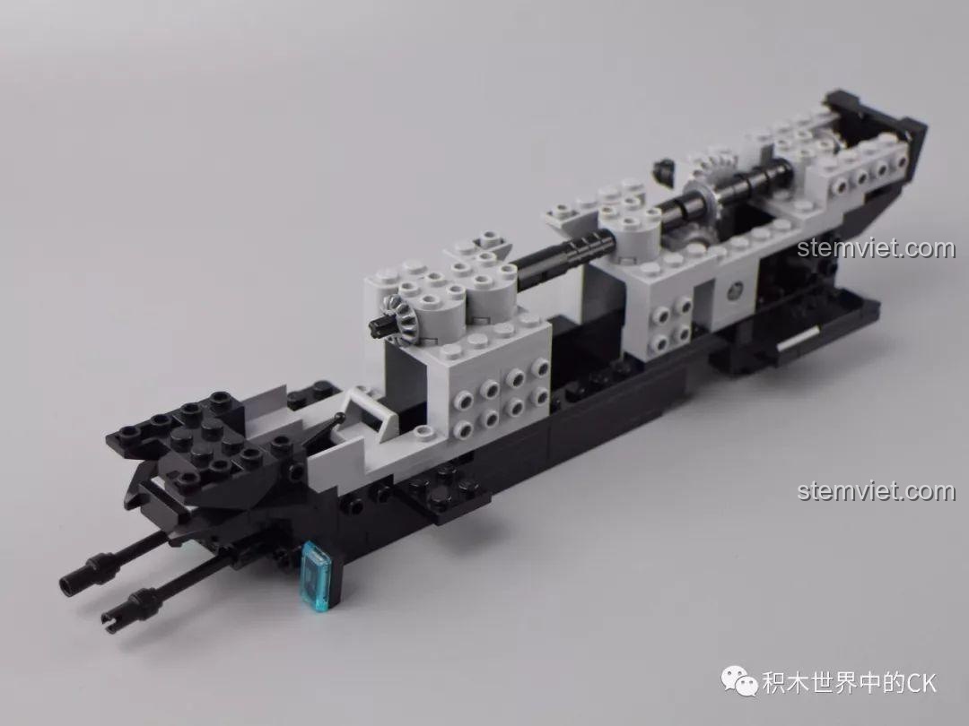 Ảnh chụp cận cảnh 3 minifigures của bộ Qman 1928 với biểu cảm và trang bị chi tiết.