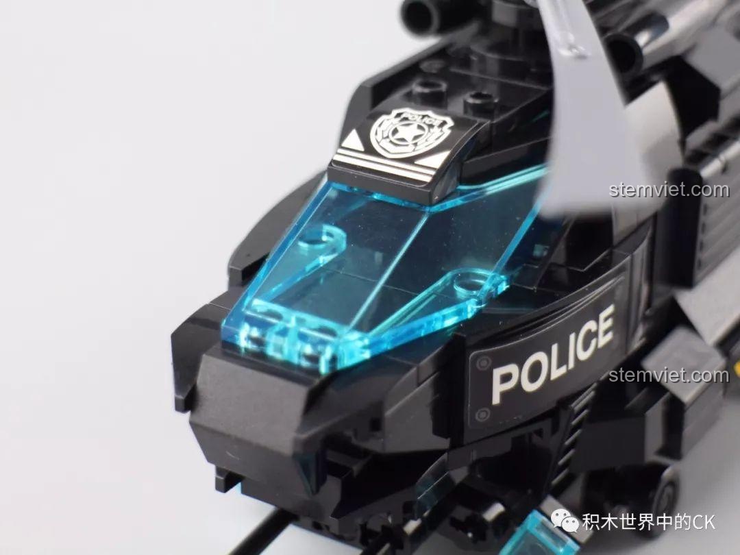 Góc nhìn cận cảnh phần đầu và buồng lái của trực thăng Qman 1928.