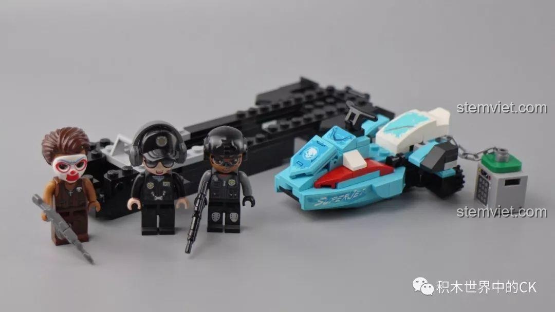 Mô hình trực thăng cảnh sát Qman 1928 hoàn chỉnh với hai cánh quạt và thang dây.