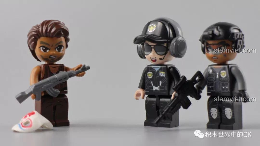 Minifigure tội phạm Webber có thể tháo mặt nạ hề, để lộ khuôn mặt thật, tạo thêm kịch tính cho các câu chuyện.