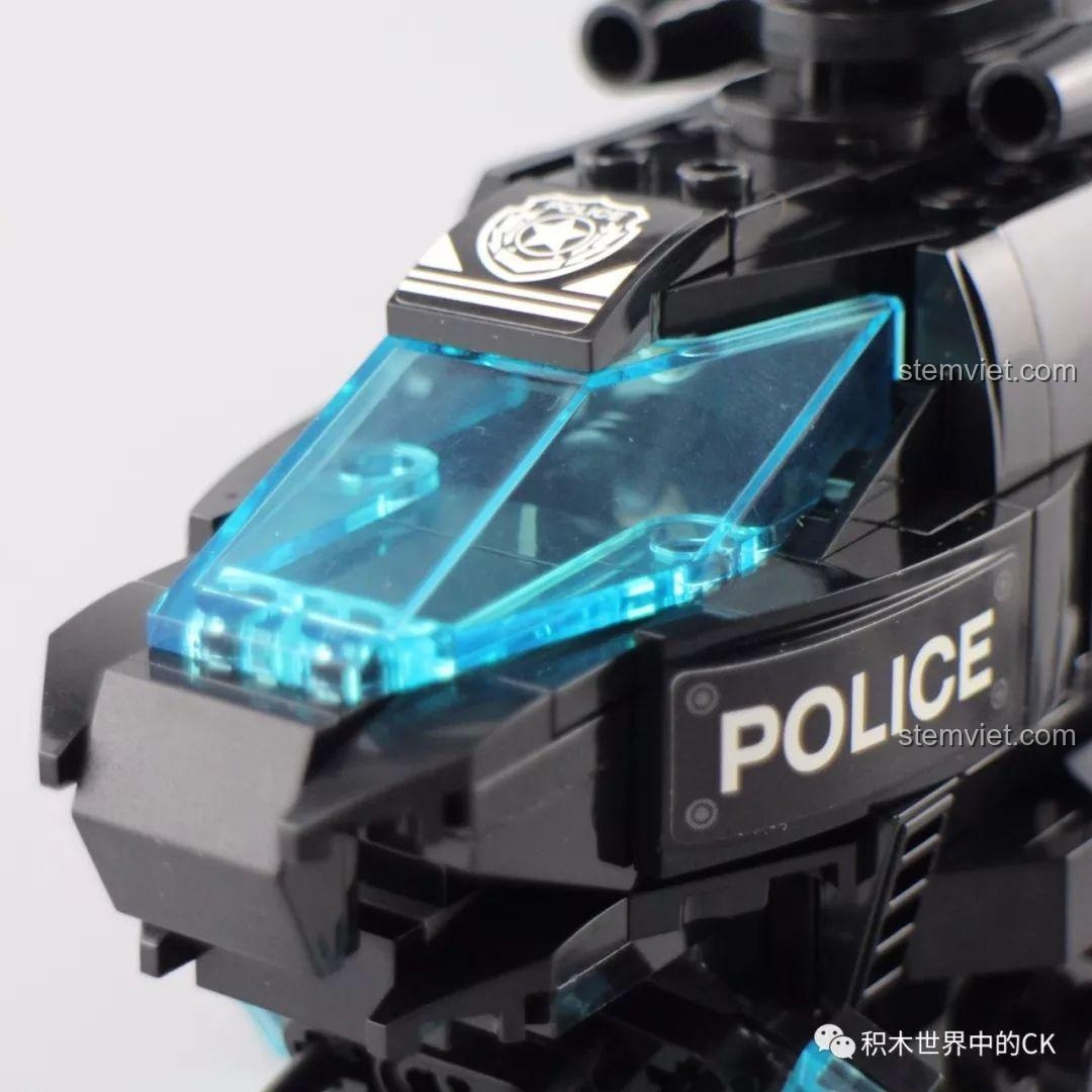 Nắp buồng lái của trực thăng Qman 1928 có thể dễ dàng tháo rời để đặt minifigure vào.