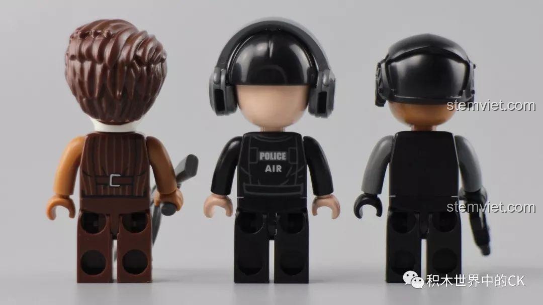 Các minifigures và mô tô nước của tội phạm sau khi lắp xong bước đầu tiên của bộ Qman 1928.