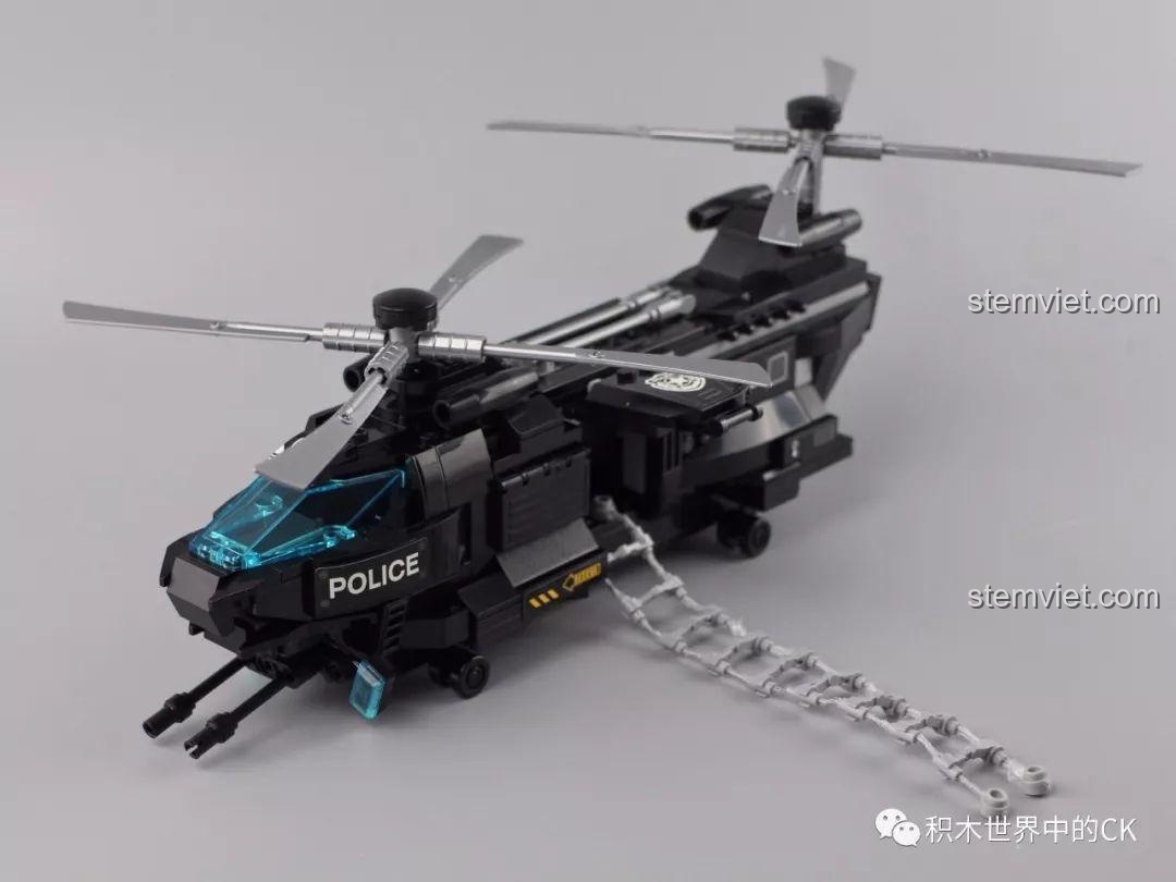 Tên tội phạm trong bộ Qman 1928 có thể tháo mặt nạ hề, để lộ khuôn mặt thật.