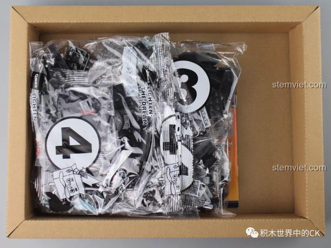 Bên trong hộp đồ chơi Qman 1928 là các túi nhựa chứa 473 mảnh ghép được sắp xếp gọn gàng, chuẩn bị cho quá trình lắp ráp.