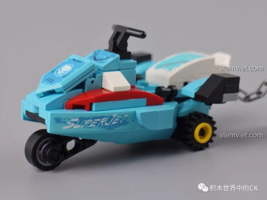 Mô hình xe máy ba bánh của tội phạm sau khi biến hình từ mô tô nước trong bộ lắp ráp Qman 1928.