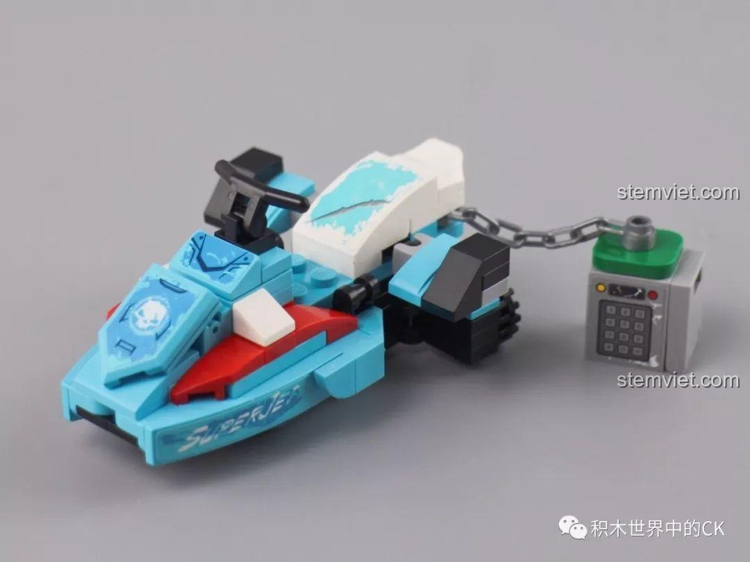 Mô hình mô tô nước của tội phạm trong bộ Qman 1928, có màu xanh dương và kéo theo một chiếc két sắt bằng dây xích.