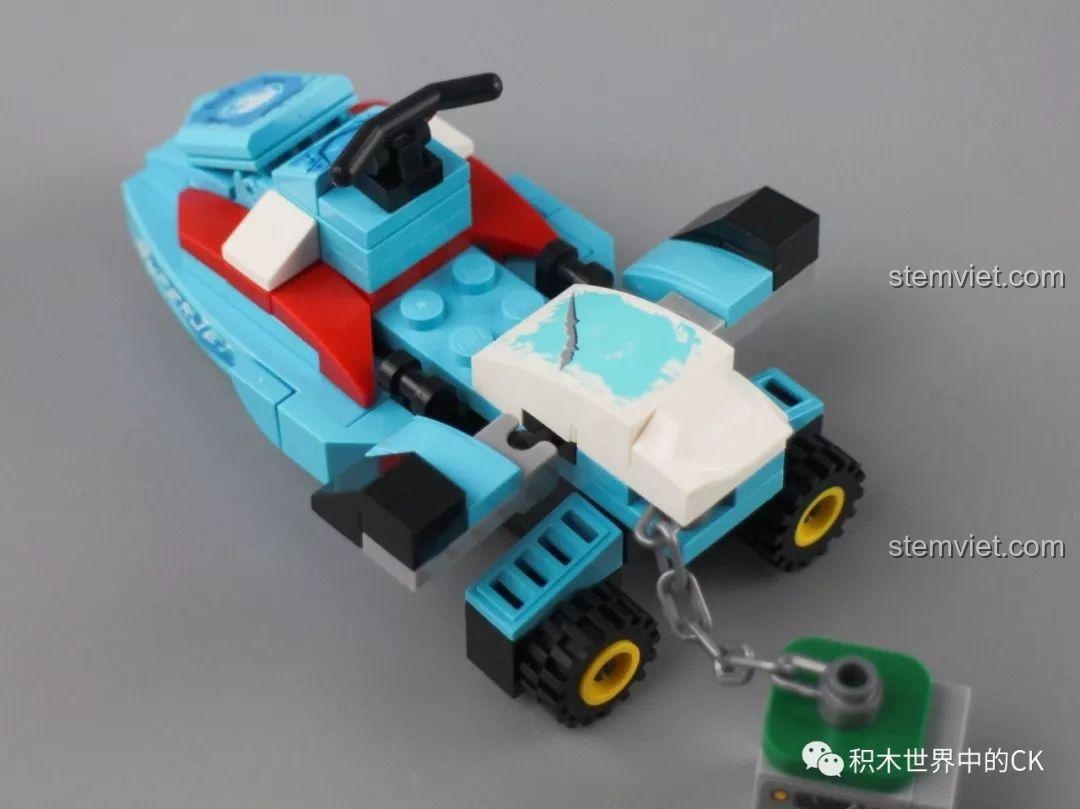 Góc nhìn từ phía sau của mô tô nước Qman 1928, cho thấy thiết kế nhỏ gọn và linh hoạt.