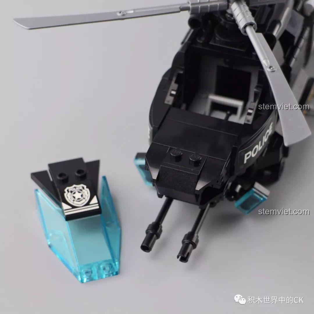 Nắp buồng lái của trực thăng Qman 1928 có thể tháo rời dễ dàng để đặt minifigure vào vị trí điều khiển.