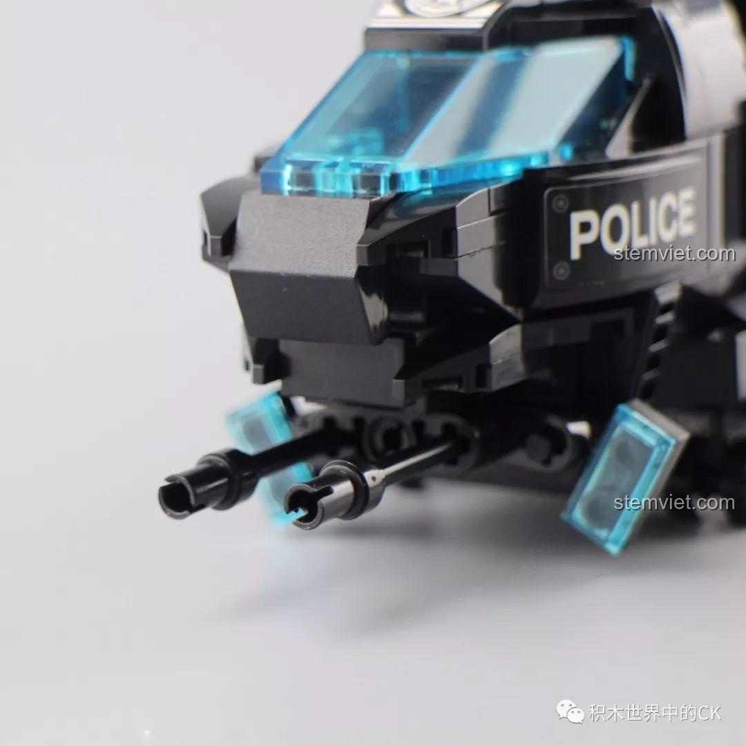 Minifigure cảnh sát ngồi vừa vặn bên trong buồng lái của trực thăng Qman 1928.