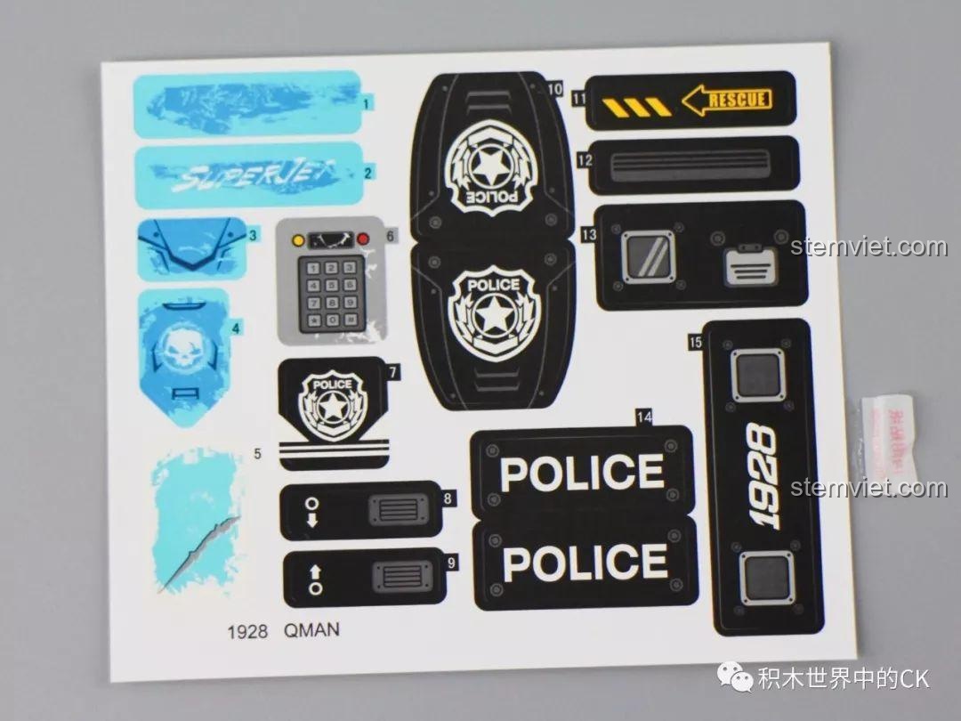 Tấm sticker đi kèm bộ xếp hình Qman 1928 với các chi tiết trang trí cho trực thăng cảnh sát và mô tô nước của tội phạm.